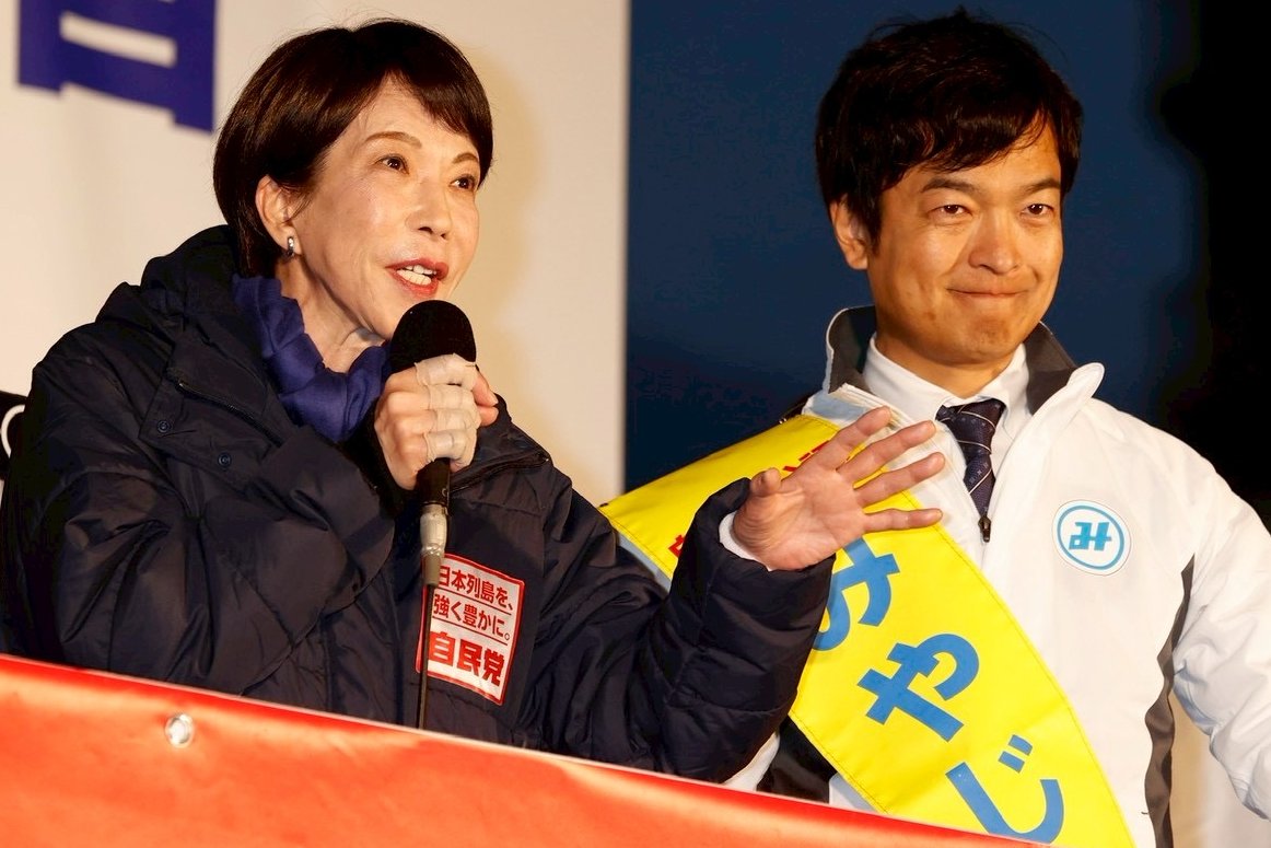 takaichi_sanae's tweet photo. 自民党公認の「みやじ拓馬」さんの応援で、鹿児島県鹿児島市に伺いました。
鹿児島１区（鹿児島市の一部、鹿児島郡）の皆様の「みやじ拓馬」さんへの応援が、私、高市早苗の力になります。
「みやじ拓馬」さんに、ぜひ一票をお託し下さい！

鹿児島県に、物価高対策をどんどんお届けします！
〇ガソリン価格：185.0円/L(昨年10月)→166.2円/L(本年1月) 
〇軽油価格：168.5円/L(昨年10月)→157.7円/L(本年1月)
〇電気代：九州電力で400kWh/月利用の場合、本年１月の電気代は、12,125円から10,325円に引き下がります。
〇都市ガス代：30㎥/月利用の場合、本年１月のガス代は、540円分引き下がります。
〇鹿児島県では、政府の重点支援交付金による対策をどんどんお届けいただいています。例えば、
・価格高騰により増大するＬＰガスを使用する一般家庭等の負担軽減を図るため、ＬＰガス販売事業者向けに、価格の値引き分に係る費用を補助。
・物価高騰の影響を受けている生活者の負担軽減や消費喚起による地域経済の活性化を図るため、市町村向けに、プレミアム商品券等の発行に要する経費を補助（1世帯3,000円（離島は4,000円））。
〇鹿児島市では、以下の事業を実施します。
・物価高騰の影響を受ける市民に対し、1人当たり5,000円の商品券（バニラVISAギフトカード）を配付予定。
・物価高騰による市民の負担を軽減し、地域における消費の下支えを図るとともに、小売・サービス業等の事業者への支援を行うため、プレミアム付商品券（プレミアム率上限30％）の発行などを行う商店街等に対し助成。申請受付開始済。
・物価高騰の影響を受ける市民の負担軽減を図るため、省エネルギー性能の高い家電製品等の購入を補助予定。