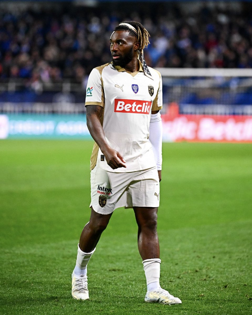 DegaineSo's tweet photo. La degz d’Allan Saint-Maximin avec son bandeau Louis Vuitton pour son retour sur les pelouses françaises 👀 https://t.co/sLBvlo4cRO