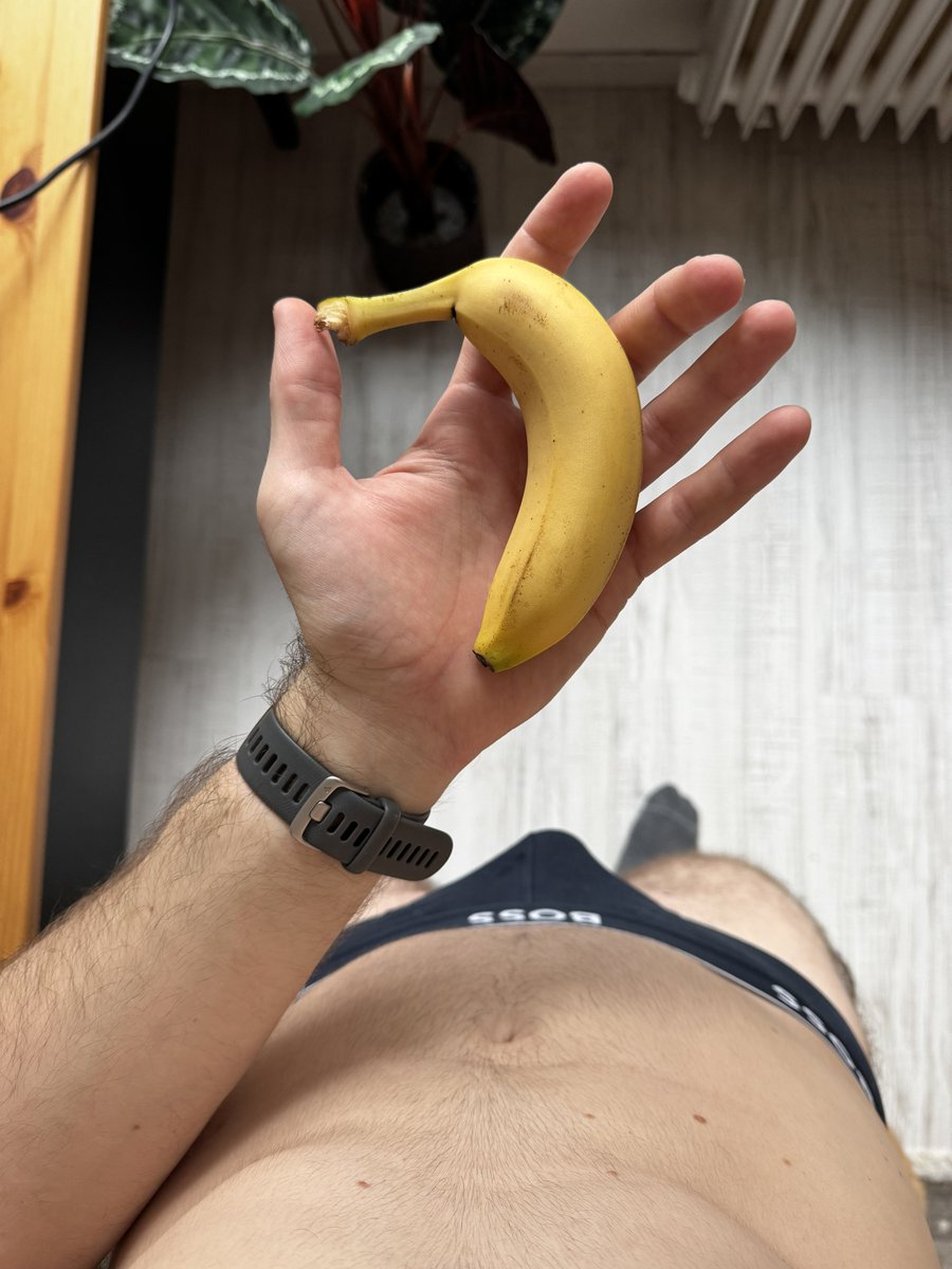 Ninunque's tweet photo. Is my hand so huge or is the banana so small https://t.co/WbiSCSZVX4
