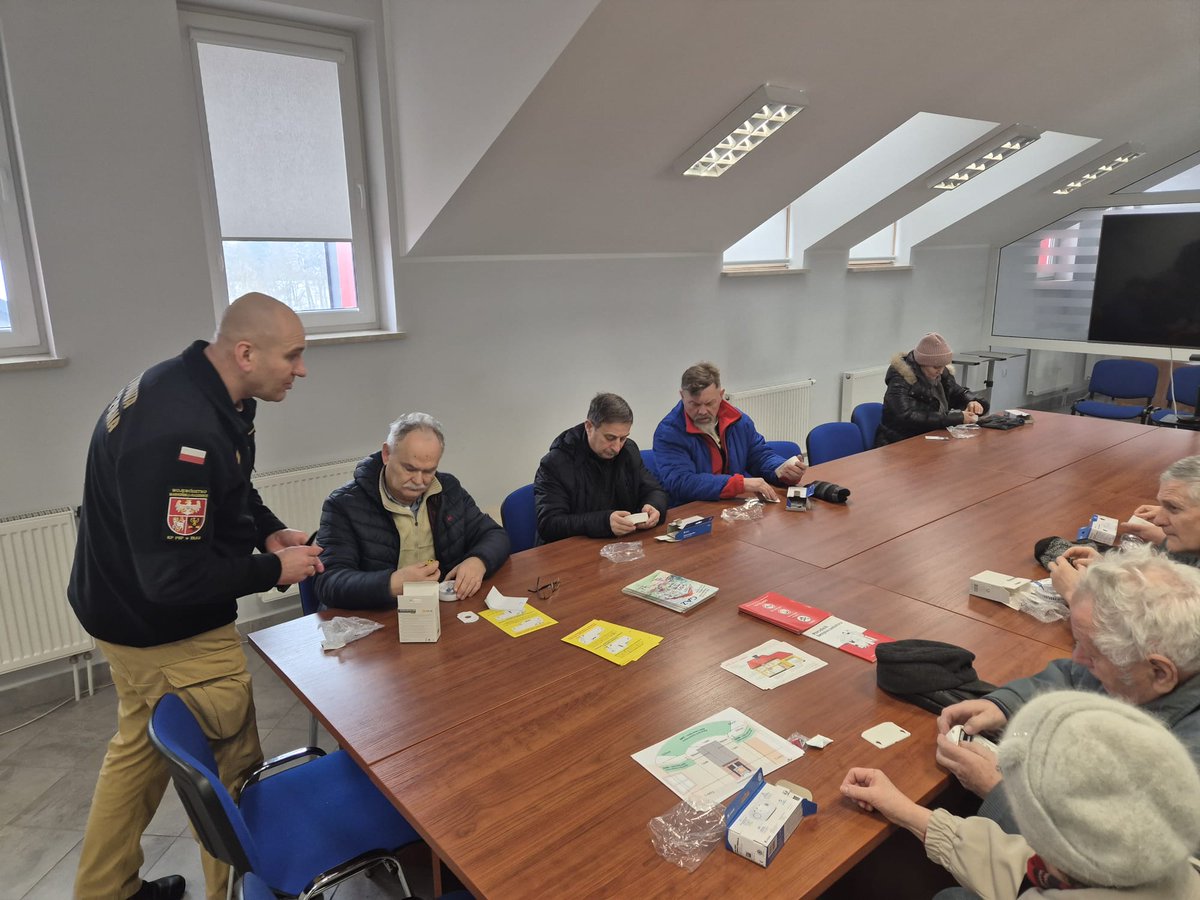 KPPSPElk's tweet photo. CZADOWA STRAŻ - akcja Radia ZET i PSP w toku:
Strażacy z @KPPSPElk aktywni i jak zawsze w służbie społeczeństwu.
 Czujniki dymu oraz czadu są niezbędnym elementem bezpieczeństwa oraz jednym z najprostszych sposobów ochrony domu przed skutkami pożarów i emisji tlenku węgla. https://t.co/I43NBP5pRM