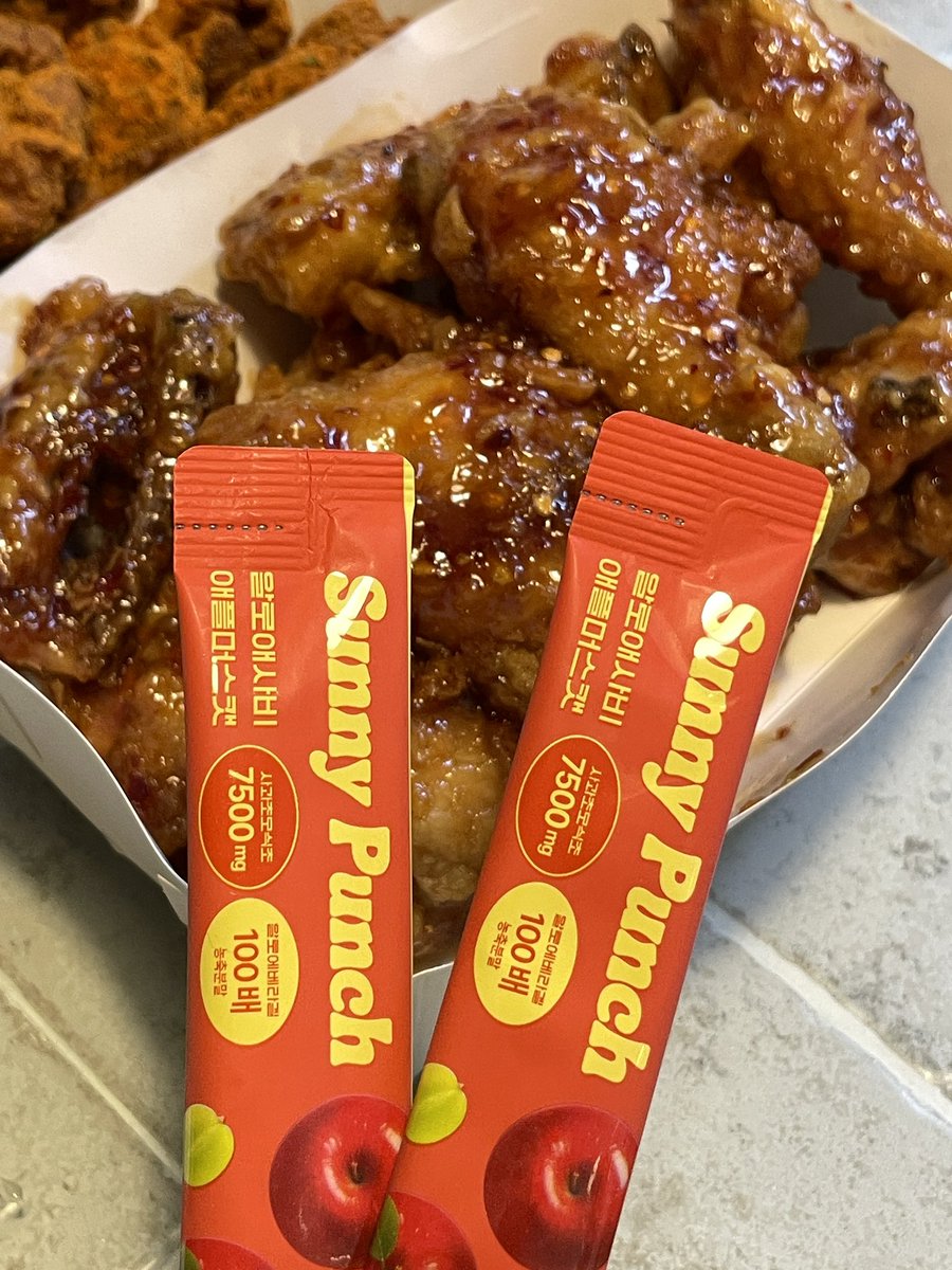 lumiereliberte's tweet photo. #체험단 #이벤트당첨
#맛있는거옆에_알로애사비
체험단으로 받은 알로애사비❤️
애사비의 쿰쿰한 맛이 먹을 때마다 힘들었는데 청량한 칵테일 맛 애사비라 너무 궁금했어요!
달달 상큼하고 휴대하기 편해서 외출할 때도 들고 나가기 좋아요🍎🤍 https://t.co/crboEH0vWo