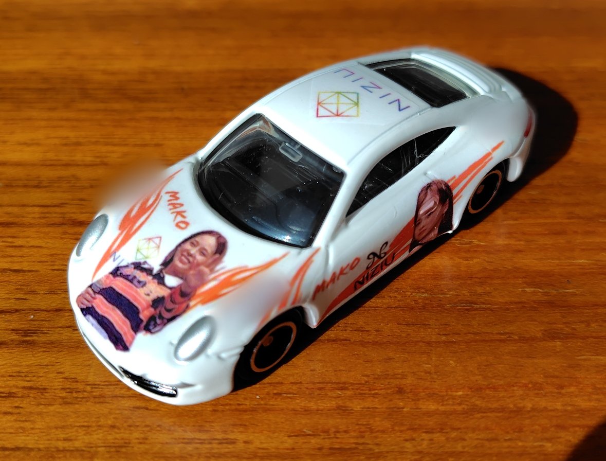 crancky29's tweet photo. クラフトの得意な同僚にお願いして911を魔改造してもらいました＼(^o^)／
ステキなノボリとGTRも合わせてリモート勤務環境のテンション爆上がりですっ😆

#NiziU
#MAKO https://t.co/bTfP6DrHoS