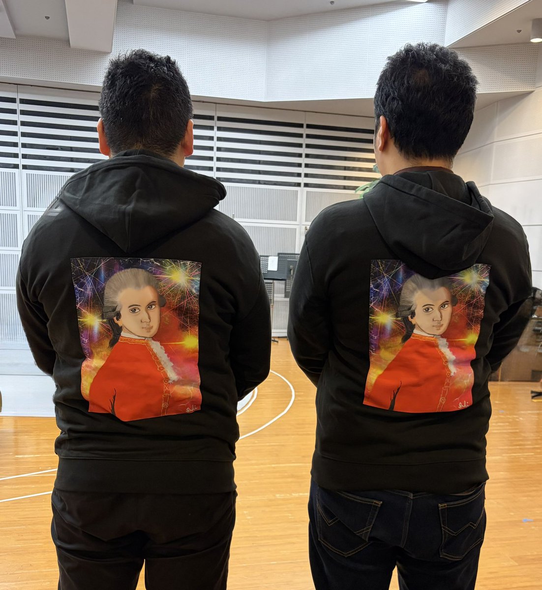 昨年の平家物語、そして現在稽古中のフィガロでも似てると評判？の氷見さん<a href="/HM_KENKEN/">氷見 健一郎 𝐊𝐞𝐧𝐢𝐜𝐡𝐢𝐫𝐨 𝐇𝐢𝐦𝐢 /Bass singer</a> と。
お揃いで着ているパーカーはプレゼントしていただきました。

なんと背中の絵はなんと奥様が描いたものだそうです！