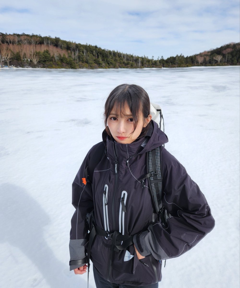 rika_0516nekota's tweet photo. 先日は沢山のメッセージ本当にありがとうございました。
メッセージは全て大切に読ませていただきました。
改めて、これからは自分が自信を持てる世界で、自分が本当に興味と責任を持てる活動をしていこうと思いました。

写真は標高2,115ｍにある湖「白駒池」です。山の上にある湖です🏔️

前回の投稿でご紹介した山の中のパン屋さん（高見石小屋）の近くです！🍞

標高2,000ｍ以上の天然の湖としては日本最大です！夏はボートも浮かんでいるのに、冬は完全に凍り付いていて、湖の上を歩く事ができます❄️
同じ場所とは思えないほど、季節で表情が変わるのがとても不思議でした☃️

失恋した女性が白い馬（駒）に乗って訪れた伝説があるから白駒池というらしいです。

冬は湖が完全に凍り付いているので湖の上をドンドン歩いて行けるのは冬だけです。割れたら怖いので他の人の足跡があるところまでしか行けませんでした。。次来た時は向こう岸まで歩いて渡ってみたいです！🪿

湖のほとりに可愛い山小屋があったのですが、時間が無くて入れなかったので、夏にも来てみたいです☺️🛖