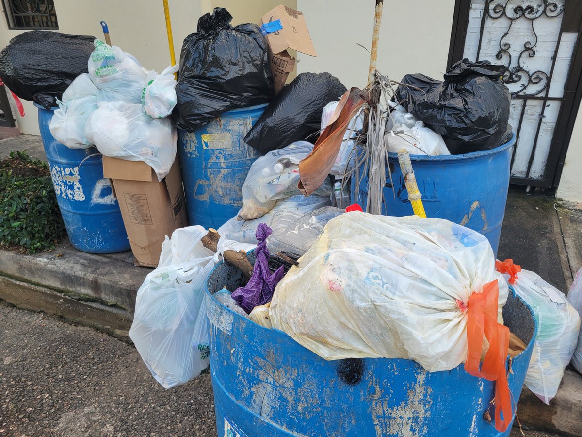 TomasCeara's tweet photo. Al sector de Los Cacicazgos les arropa la basura y el @AlcaldiaDN sin pasar desde hace mas de una semana. @RDSomosPueblo @PresidenciaRD @CarolinaMejiaG https://t.co/mIZkH27YEc