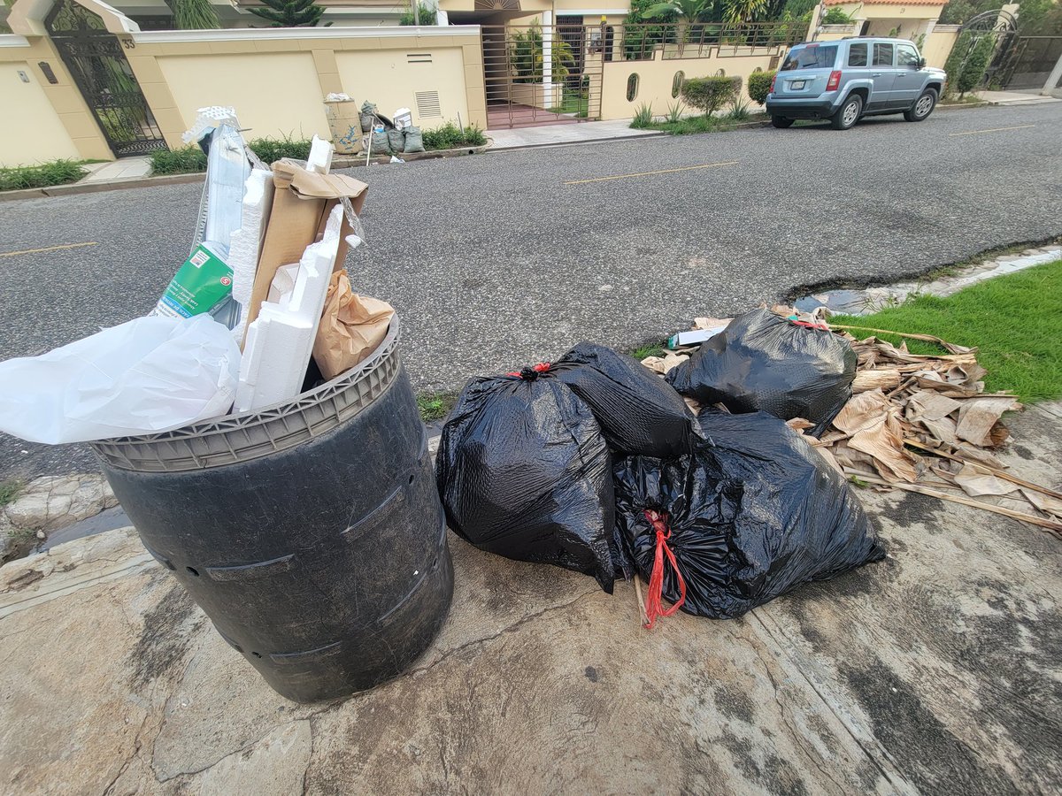 TomasCeara's tweet photo. Al sector de Los Cacicazgos les arropa la basura y el @AlcaldiaDN sin pasar desde hace mas de una semana. @RDSomosPueblo @PresidenciaRD @CarolinaMejiaG https://t.co/mIZkH27YEc