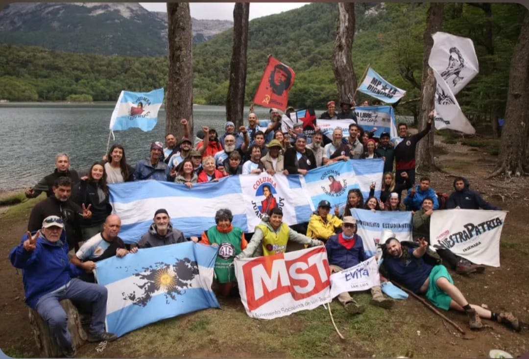 En este momento, compañeros y compañeras de distintas organizaciones políticas, sociales y comunitarias que forman la columna Juana Azurduy están realizando una nueva Marcha pacífica en Desfensa de la Soberanía del Lago Escondido.

Celebro y acompaño esta acción, los lagos son
