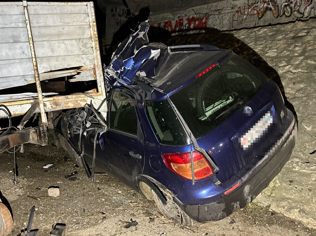 KapoSolothurn's tweet photo. #Oensingen: Autofahrer verursacht Selbstunfall mit einem gestohlenen Fahrzeug – eine Person verletzt
https://t.co/fUKEQh2BTJ https://t.co/43pVI6PSKo