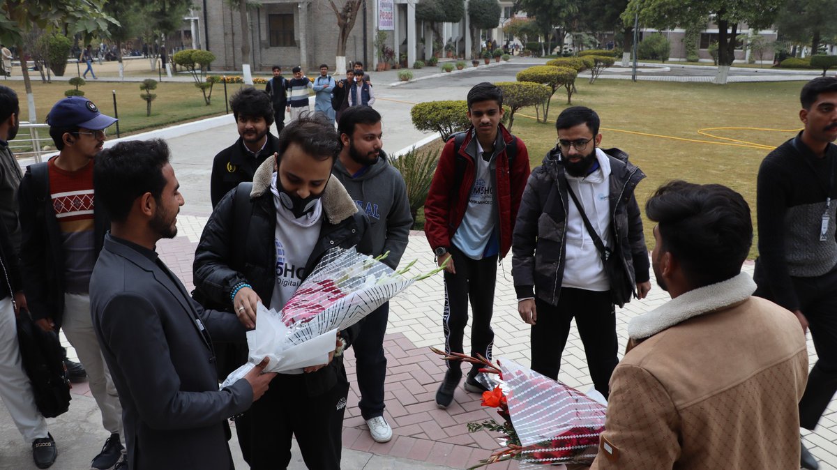 M5HOST_Official's tweet image. University of Wah gives a warm welcome to M5Host players and special guest @HafizAdeel294 from Lahore 🤩 Arrived for the Next Gen Gaming Tournament! 

 #M5Host #UniversityOfWah #GamingTournament #EsportsPakistan