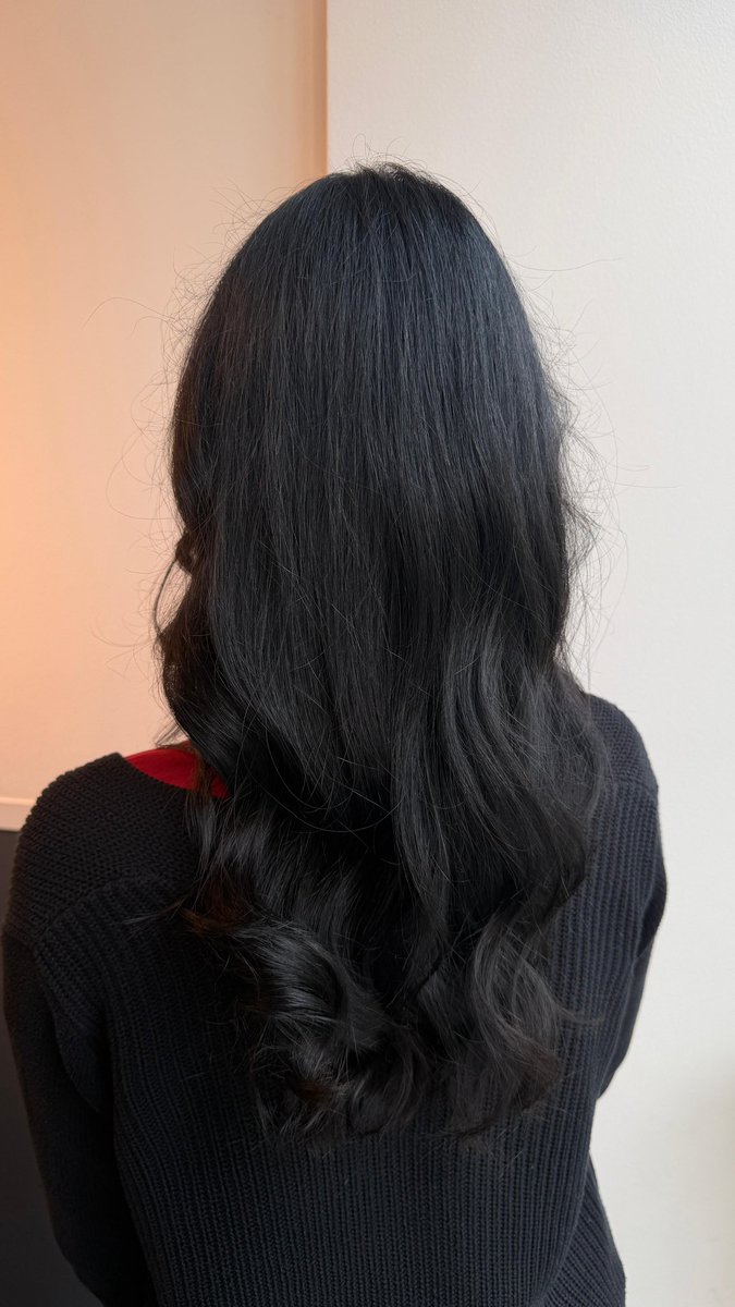 Fresh cut, shiny vibes 🖤
Vom Salon direkt ins Selfie-Feeling.
Euer guter-Haar-Tag-Check? 👇