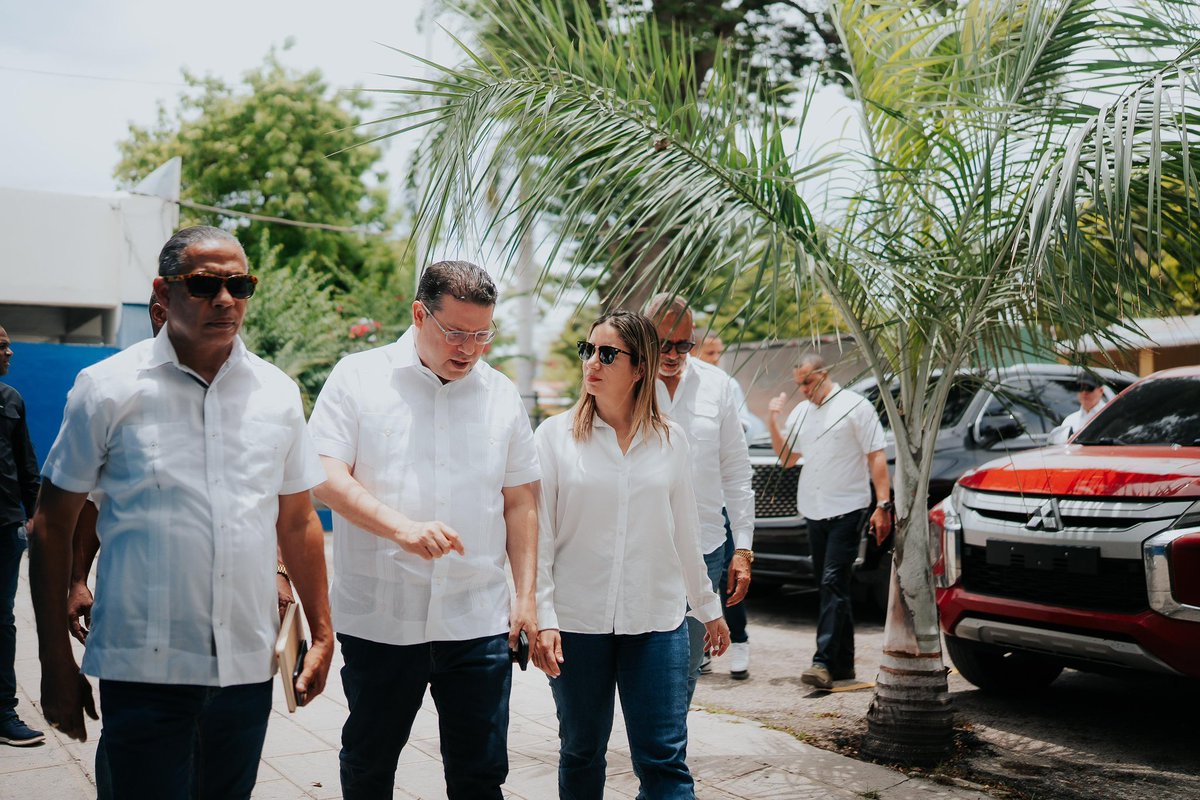 GloriaReyesG's tweet photo. Hoy celebro la vida de alguien que ha marcado mi camino de muchas maneras. Un mentor que enseña con el ejemplo, un amigo presente en los momentos clave y un aliado con quien he compartido trabajo, ideas y convicciones sobre el país que queremos construir.
Su capacidad de escuchar, de reflexionar con profundidad y de
liderar cada desafío inspira a quienes le rodean. Quienes estamos a su lado conocemos la dedicación, la constancia y la entrega con que asume cada responsabilidad.
Feliz cumpleaños, Yayo Sanz Lovatón @SanzLovaton. 
Que este nuevo año llegue con salud, serenidad y la fuerza necesaria para seguir avanzando.