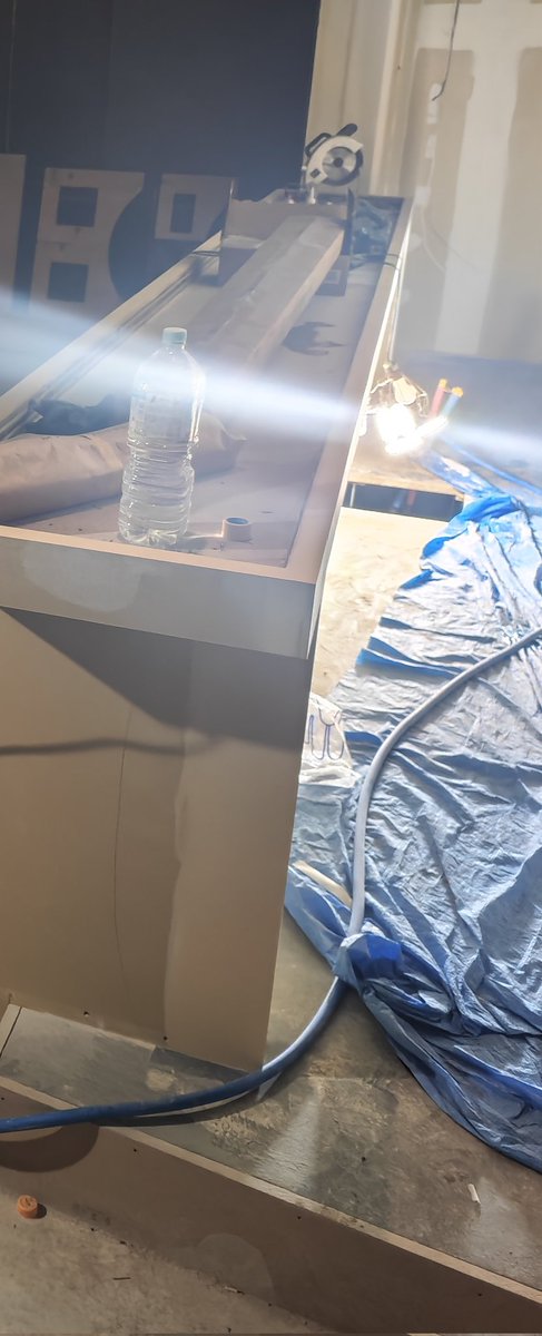 【ご報告】
2月13日に開店予定でしたが、設備屋さんに1500万円持って飛ばれました。
​笑えない。
本当に笑えないんですけど、通帳から1500万消えて現場はこれ（写真）です。
​正直、心がバキバキに折れてますが、このまま終わるわけにはいかないので、意地でも開店まで漕ぎ着けます。