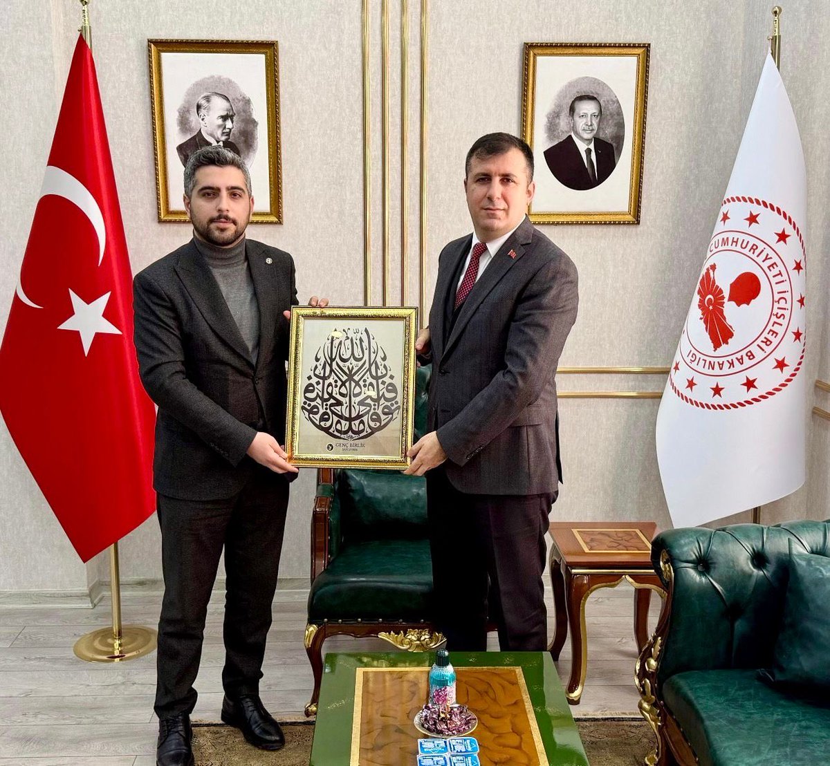 Şanlıurfa Birlik Vakfı Gençlik Teşekkülü yönetim kurulu üyeleri olarak, Karaköprü Kaymakamı Orhan Altun’u makamında ziyaret ettik. Nazik ev sahipliği için Kaymakamımıza teşekkür ediyoruz.

<a href="/mstfalkn25/">Mustafa Alkan</a> <a href="/Av_KIZILELMA/">İbrahim H.Kızılelma</a> <a href="/OmerFKrb/">Dr. Ömer Faruk Karabulut</a>