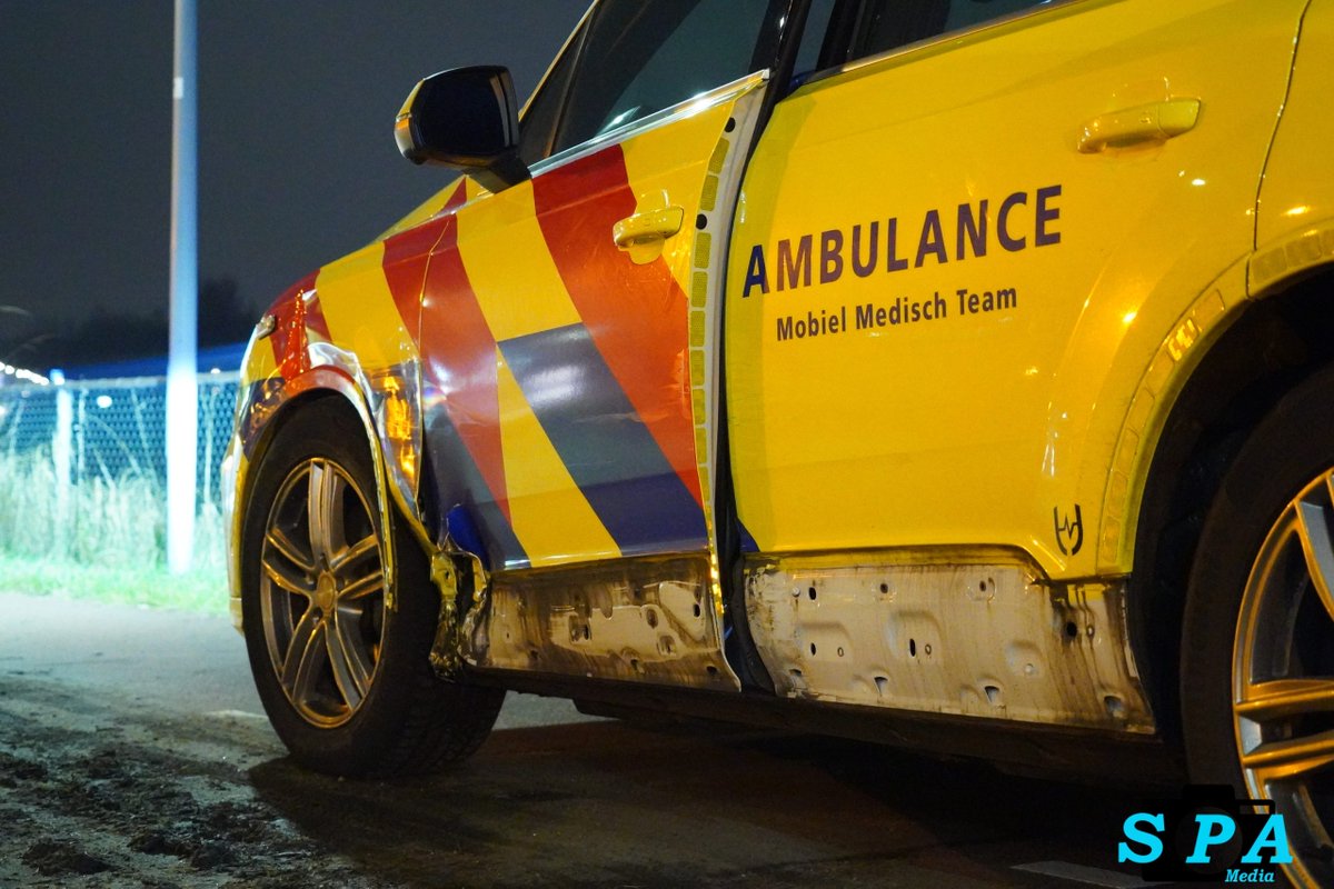 MMT-voertuig beschadigd bij aanrijding tijdens spoedrit