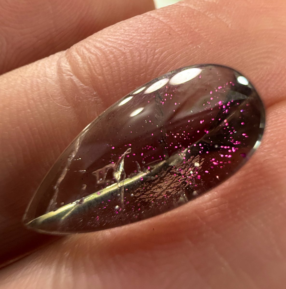 내포물 석영 중에서도
독보적인 희귀함을 자랑하는 코벨라이트 쿼츠 (Quartz with Covellite inclusion)

브라질 에스삐리또 산또 지역에서 나오는 연수정에서 아주 드물게 관찰되는 희귀한 형태의 석영입니다.

선스톤처럼 각도에 따라 내부의 황화구리 결정체가 마젠타 색상으로 반짝이는게 정말