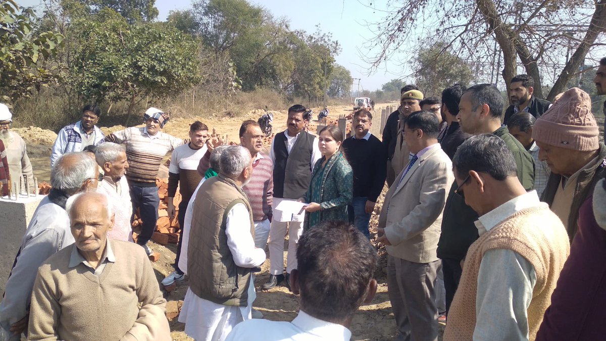 आज ग्राम हविसपुर बिगास तहसील-हापुड़ में दो दिनों से रास्ते की समस्या को लेकर किसानों द्वारा दिए जा रहे धरने को किसानों से वार्ता कर धरना समाप्त कराया गया ।