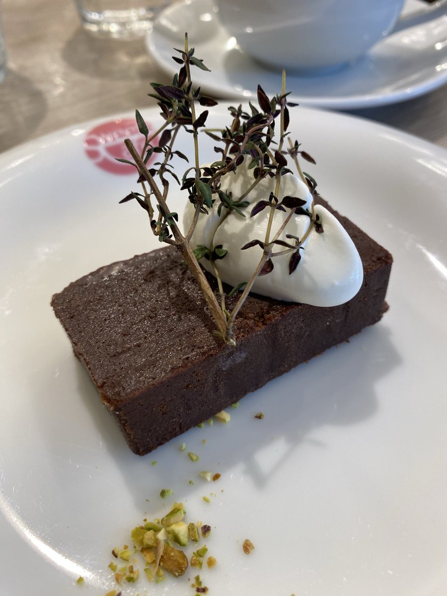 nontanami's tweet photo. スイーツ&amp;カフェ専門学校「COCOTTE」のランチに行ってきました🥰
本年度最後の今日はフレンチコース前菜 メイン 鯛のポワレ デザート チョコのテリーヌ全部美味しかった〜1時間並んだ甲斐がありました😊また新年度のランチ楽しみにしています🥰 https://t.co/EIx1W4cigD