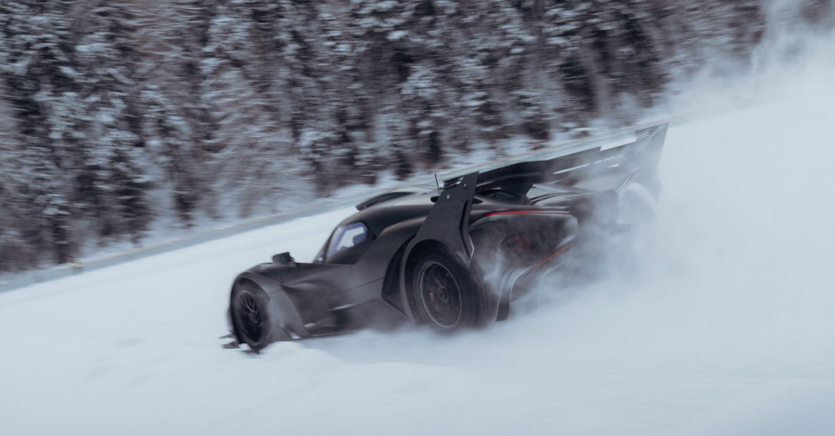Bugatti's tweet photo. Precision, carried from the circuit to the ice.

BUGATTI BOLIDE in St Moritz.

#BUGATTI #THEICE #BOLIDE
– 
WLTP: https://t.co/mCEE0gi604 https://t.co/8dsY4tXXrl