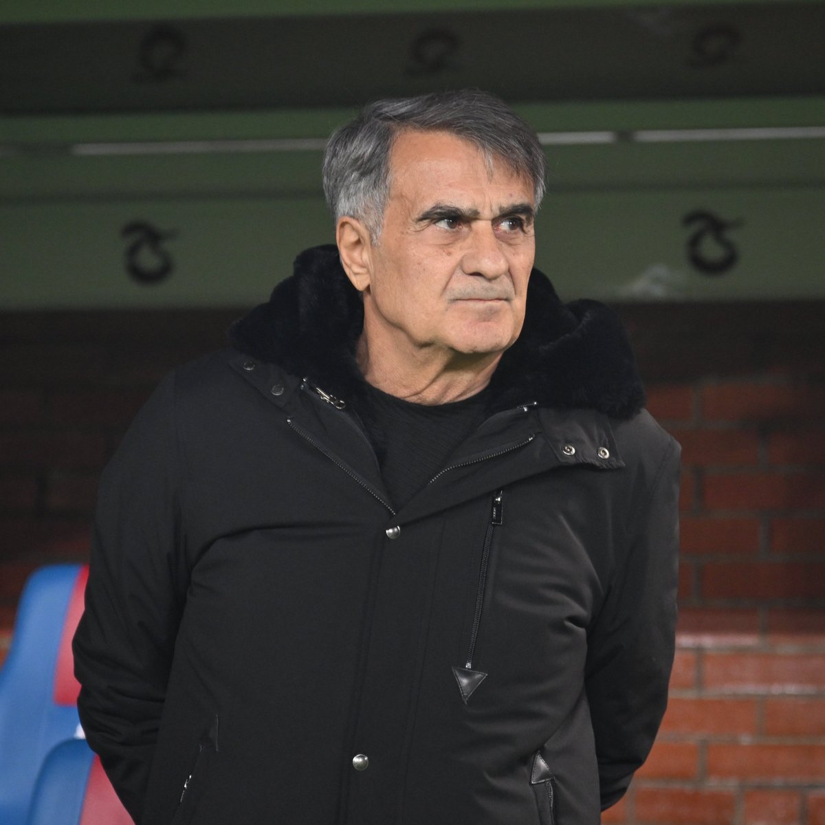 Şenol Güneş: "Yapay zeka, derin bir kuyu gibi. Fazla girdiğinizde, yalnızlığa gidiyorsunuz. Ne verirsen, onu alıyorsun. Eksik verirsen, eksik bilgi alıyorsun. Gelecek hızlı geliyor, buna hazır olmak lazım. Fikirler havada yüzüyor, doğru fikirleri almak lazım. Sizi size anlatıp;