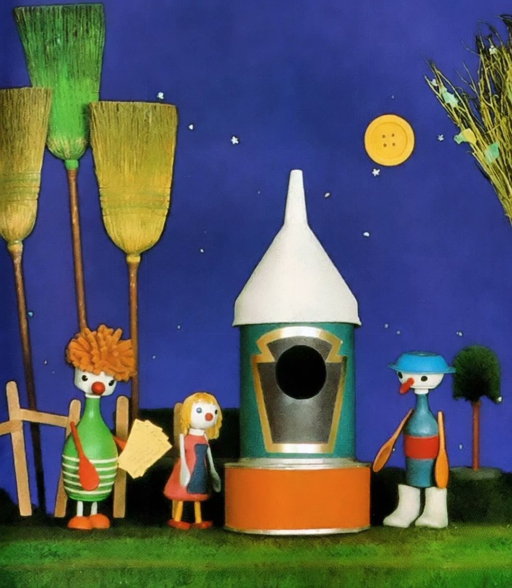 WhosThatGav's tweet photo. For no reason, just posting a picture of Mrs Spoon, Tina Teaspoon, and Mr Spoon. 🌙 #buttonmoon https://t.co/i3g2ZBdNkH