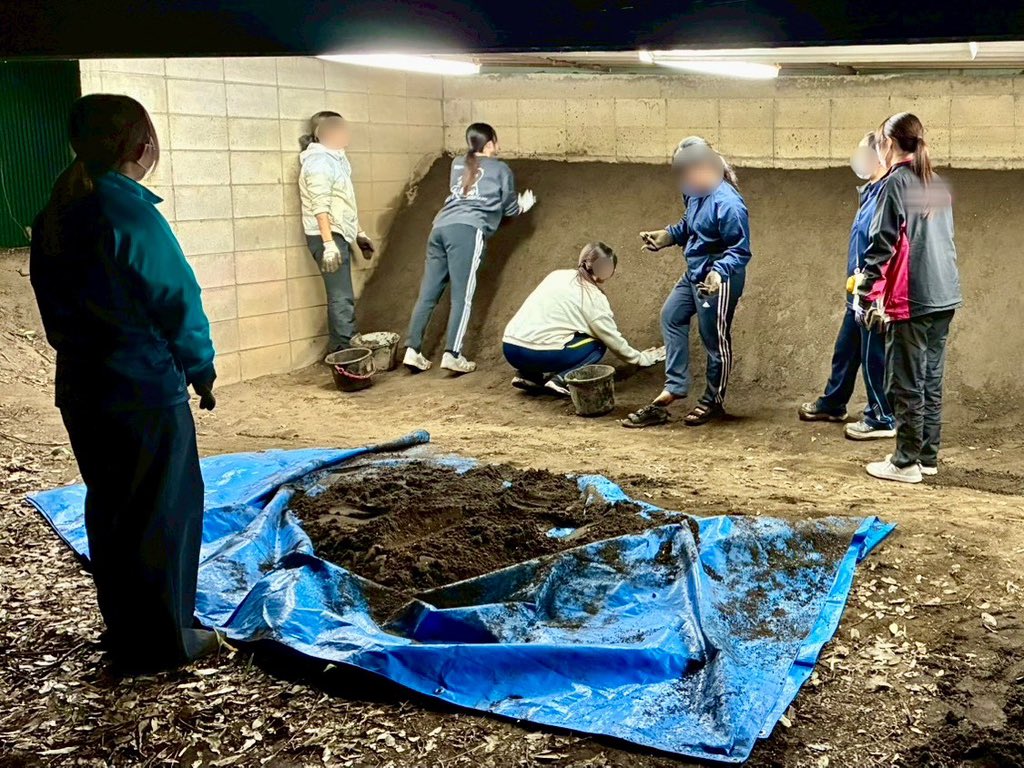 qd_ocha's tweet photo. 先日2/1は、お茶大弓道場の安土整備を行いました🪏
なかなかの重労働でしたが、整えた安土を見ると嬉しくなりますね🙌
協力してくださった皆さん、本当にありがとうございます🥰
お疲れ様でした！！ https://t.co/akh0bw8ceu