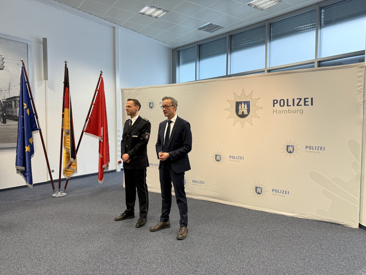 Neuer Chef der Pressestelle bei der Polizei Hamburg 🚔🗣️
Sebastian Born übernimmt den Posten.
„Freu mich sehr über das Vertrauen, das man mir entgegenbringt.“
„Es ist ein neuer Job im Job.“

44, Familienvater, Ex-Schiri – Wunschkandidat der Führung