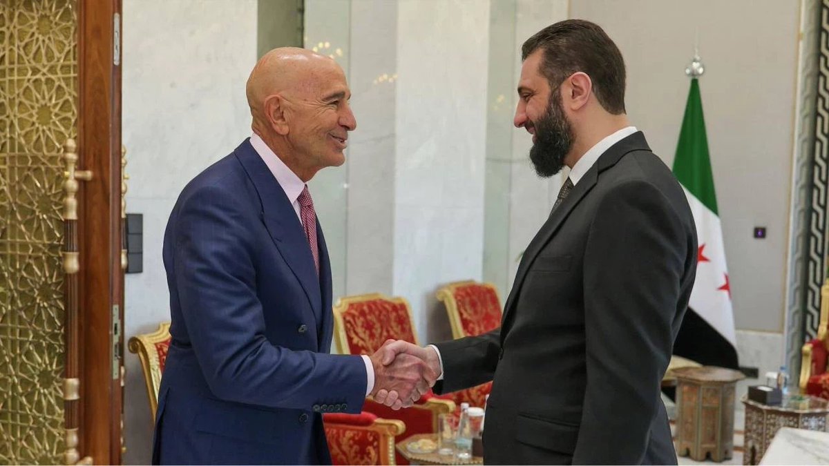 Dergo1's tweet photo. Şara-Barrack görüşmesi: 
ABD’li temsilci Tom Barrack, Şara ile görüşmenin ardından Suriye Petrol Şirketi ile Chevron ve Power International Holding arasında deniz aşırı arama mutabakatı imzalandığını açıkladı. İşte Barak'ın Suriye'de halklar karşıtı politikasının sebebi! https://t.co/fHfHWNiulC