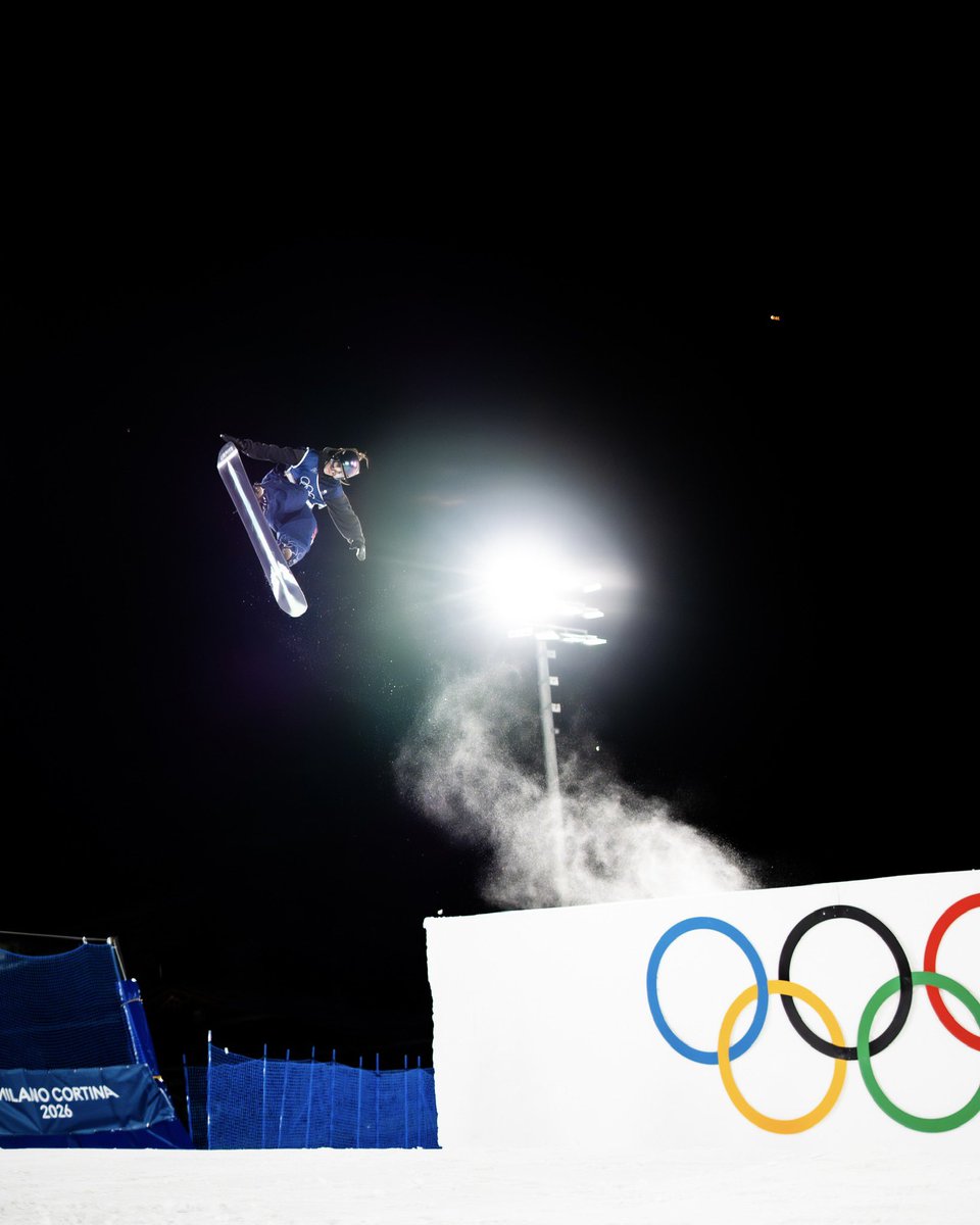 Big smiles under the lights 🏂 

Snowboarders Mia Brookes and Maisie Hill training hard on the slopes 😮‍💨

#TeamGB