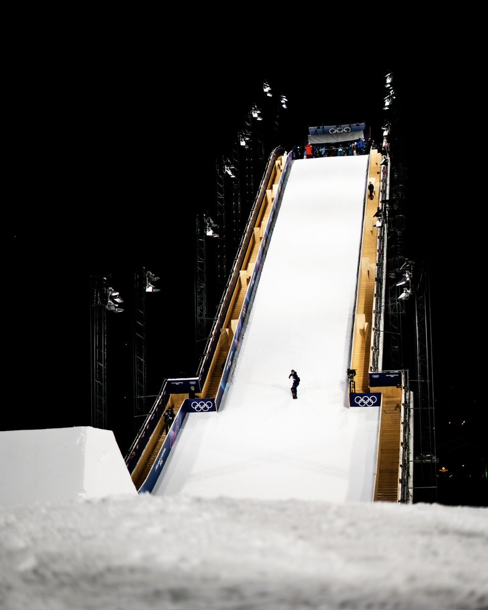 TeamGB's tweet photo. Big smiles under the lights 🏂 

Snowboarders Mia Brookes and Maisie Hill training hard on the slopes 😮‍💨

#TeamGB https://t.co/unczJOPoeI
