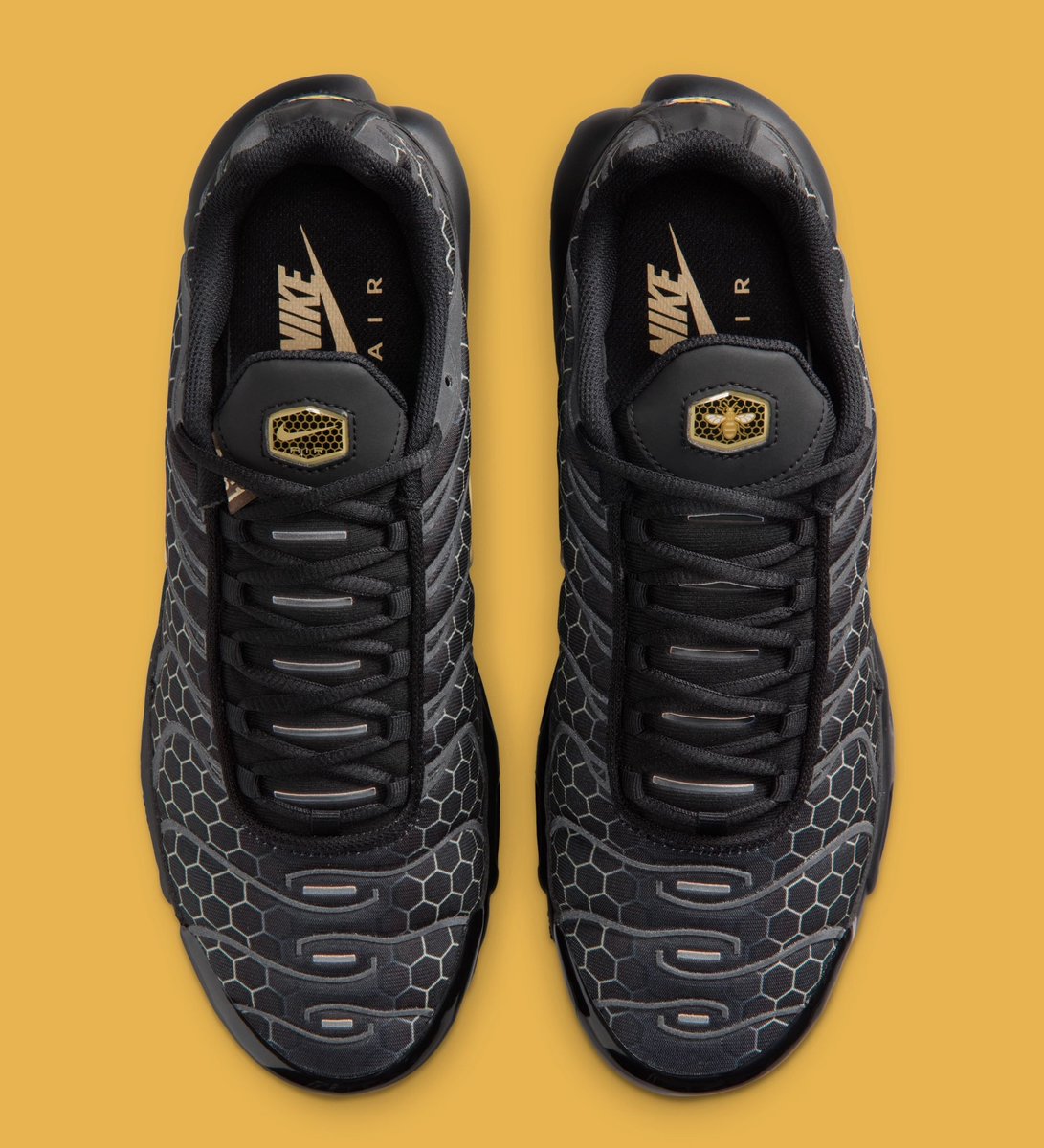 SneakerStyleOff's tweet photo. Douce comme le miel, la nouvelle Nike Tn "Black Honey" est enfin DISPO !
A découvrir en détail sur Sneaker Style, la paire revêt une finition à la fois sobre et originale qui confère tout son sens à son surnom "Abeille".
https://t.co/xnvuKrFkNz https://t.co/FfHvxYd4HP