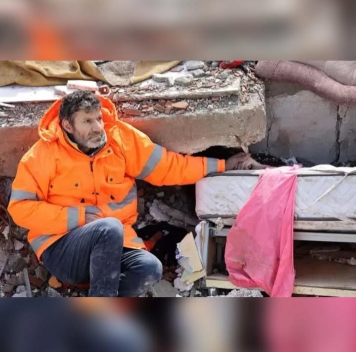 Ne haykırışları, ne çaresizliği ne de yaşanan o acıları.
Unutmadık!

Kefensiz defnedilenleri, deprem bölgesindeki kahkahaları, şov yapanları, insanlar gerçeği söylemesin diye önünden çekilen mikrofonları ve edilen hakaretleri
Unutmadık, unutmayacağız!

#6subatdepremi
#6subat2023