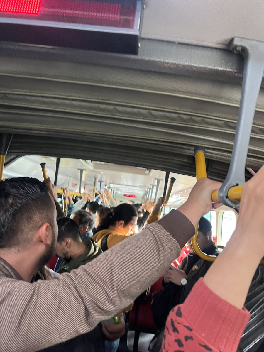 JGar118's tweet photo. @SectorMovilidad A esto lo obligan a uno a meterse, basura de transporte, a la próxima me voy como los demás a las 4 am para mi trabajo, sin contar que un taxi por menos de 4 km cobró 15 mil pesos y dice que no hay taxímetro hoy https://t.co/U0bK5Z1Zrj