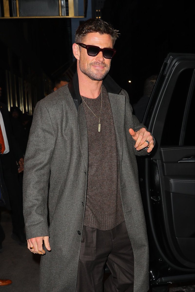 hvhashdk1's tweet photo. Chris Hemsworth in New York. https://t.co/esq3BxwbHd