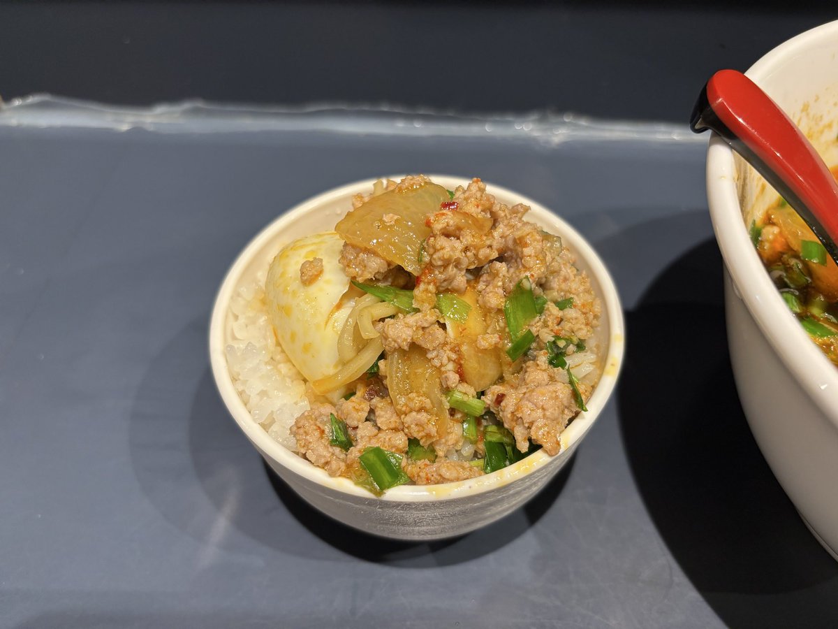 dk20010402's tweet photo. 麺処　じもん
勝浦式タンタンメン1辛
半熟玉子・ひき肉マシ・半ライス
久々の訪麺。チーズ無しだと1辛でもなかなかな辛さでした。汗だくでしたが美味しかったです。ご馳走様でした！
#勝浦タンタン麺
#麺処じもん
#ラーメン二郎 https://t.co/VcwT9Dj56p