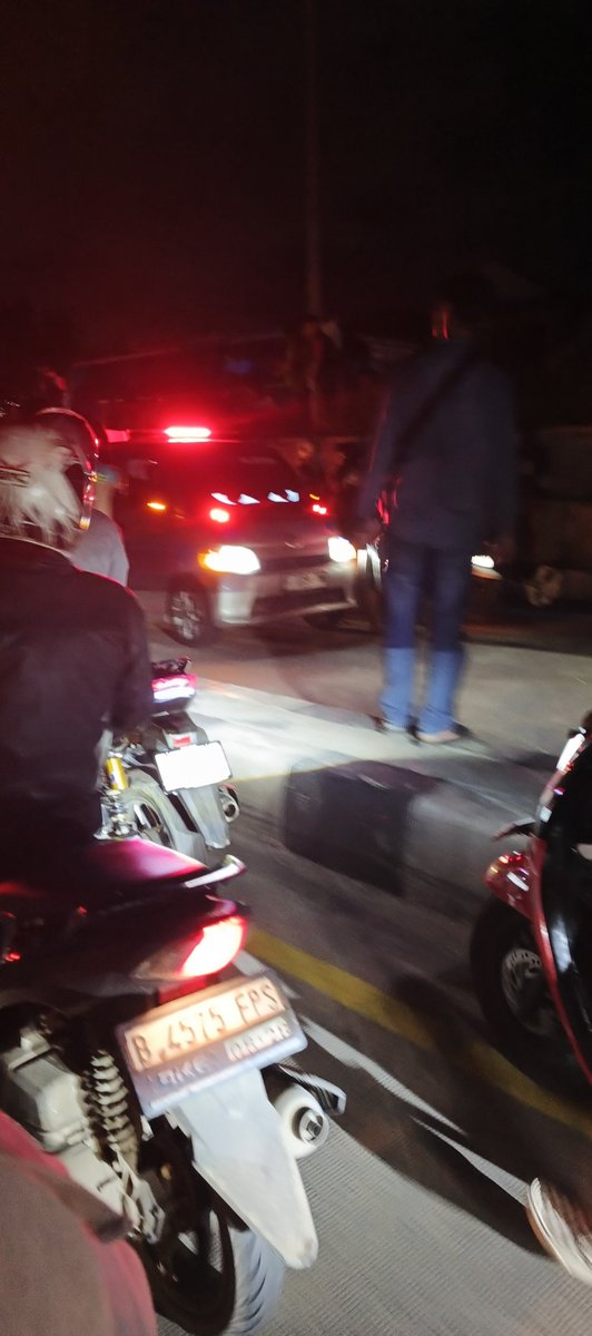 Flyover beltim ada kecelakaan beks, kondisi macet
<a href="/txtdrbekasi/">TxtdariBekasy 🇵🇸</a>