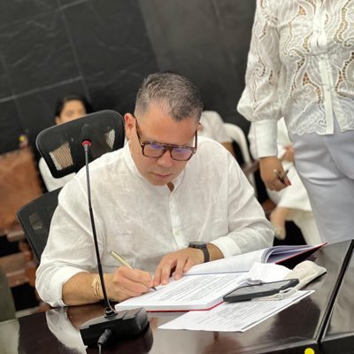 Diputado <a href="/HarryCanedo/">Harry Canedo Acosta</a> se pronuncia sobre crisis de empresarios del sector gastronómico en Muelle 1888 de Puerto Colombia. Anuncia cruzada para evitar el cierre de los restaurantes y convoca al Gobernador <a href="/veranodelarosa/">Eduardo Verano de la Rosa</a> , al Alcalde <a href="/Pliniocg/">Plinio Cedeño Gómez</a> y al operador <a href="/PuertadeOroBaq/">Puerta de Oro Baq</a> a