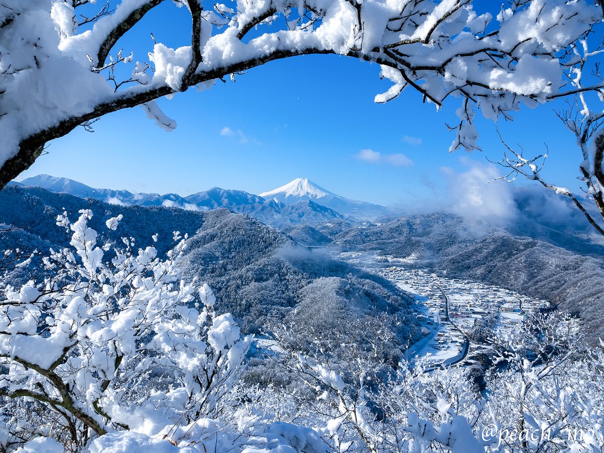 2022年2月11日　雪化粧の菊花山周辺と大月の街並み