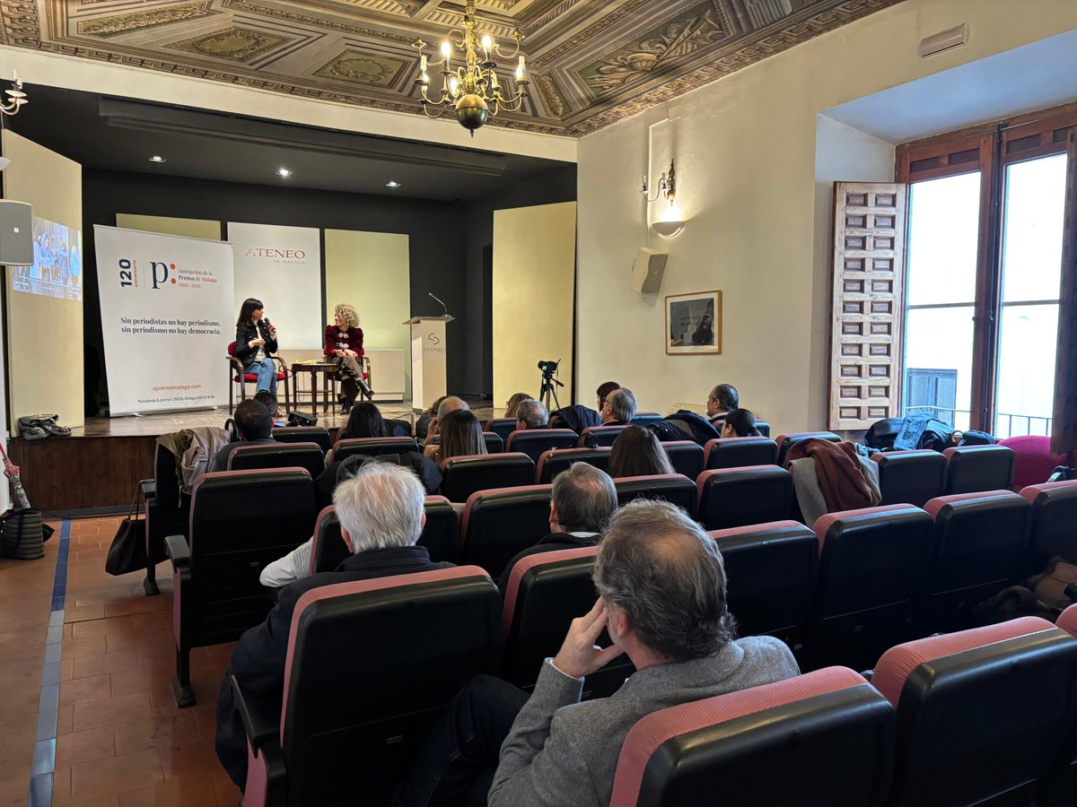 aprensamalaga's tweet photo. 🎙️ Hoy hemos presentado el podcast 'Prensa, papel y pluma de la mano de la nuestra presidenta, @ElenaBCastilla y sus creadoras Laura López y @celiabermejo, un viaje sonoro a la Málaga de 1905 con el que cerramos el 120 aniversario de la Asociación de la Prensa de #Málaga.
¡Ya disponible en Ivoox, Spotify y en nuestra web! 🎧 Más info y enlaces 👉https://t.co/pbmKwRDKpy