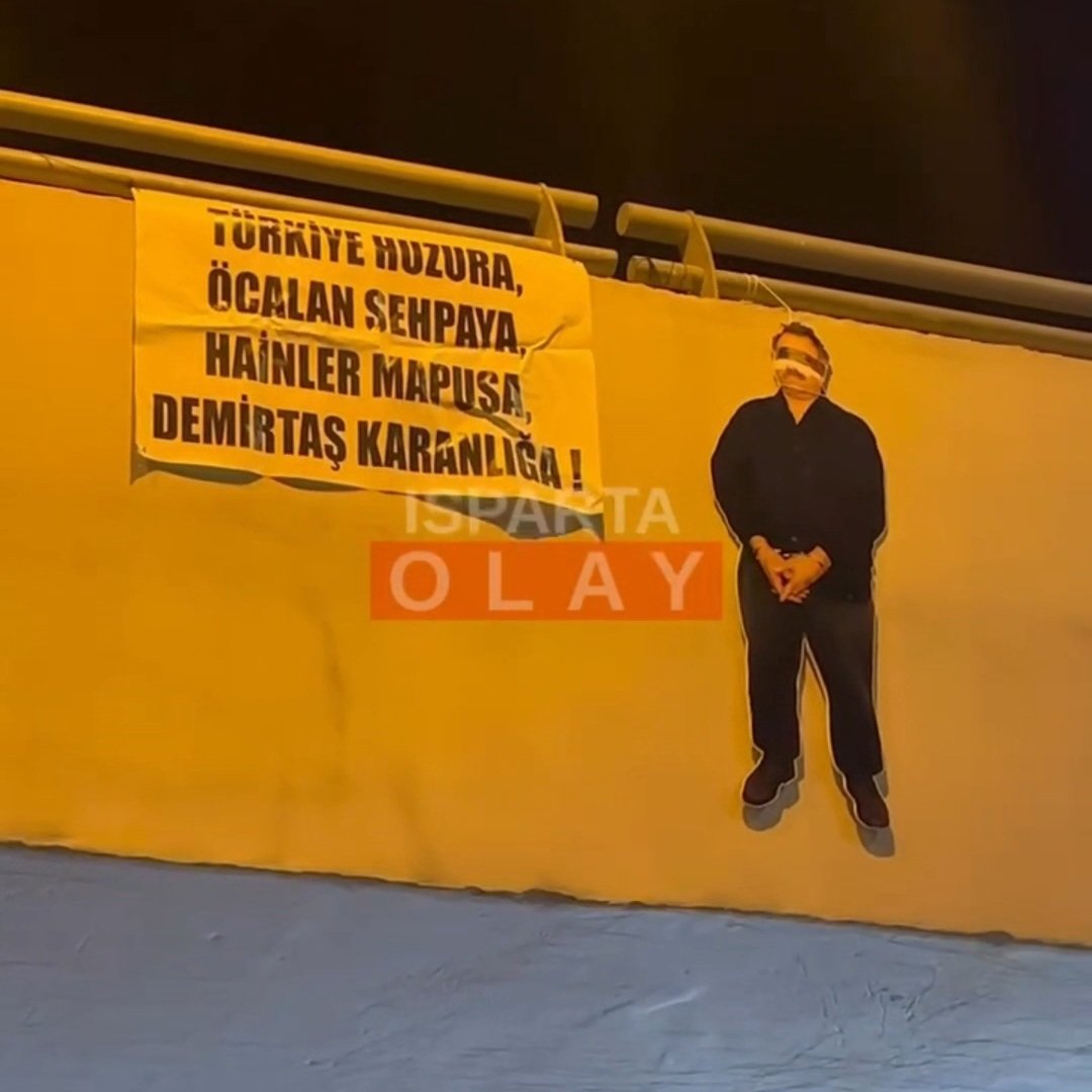 📸 Isparta'da bir köprüye asılan pankart: