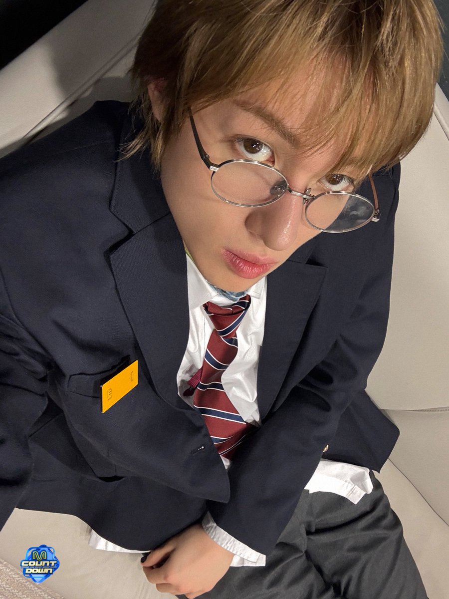 1. 올려다볼 일 없으신 분이 올려다봐주심
2. 안경 걸치고 사이로 눈 보임
3. 얼굴 개샤프함 턱선진짜
4. 교복 찰떡인데 머리색 밝음
5. 에드워즈 마틴임