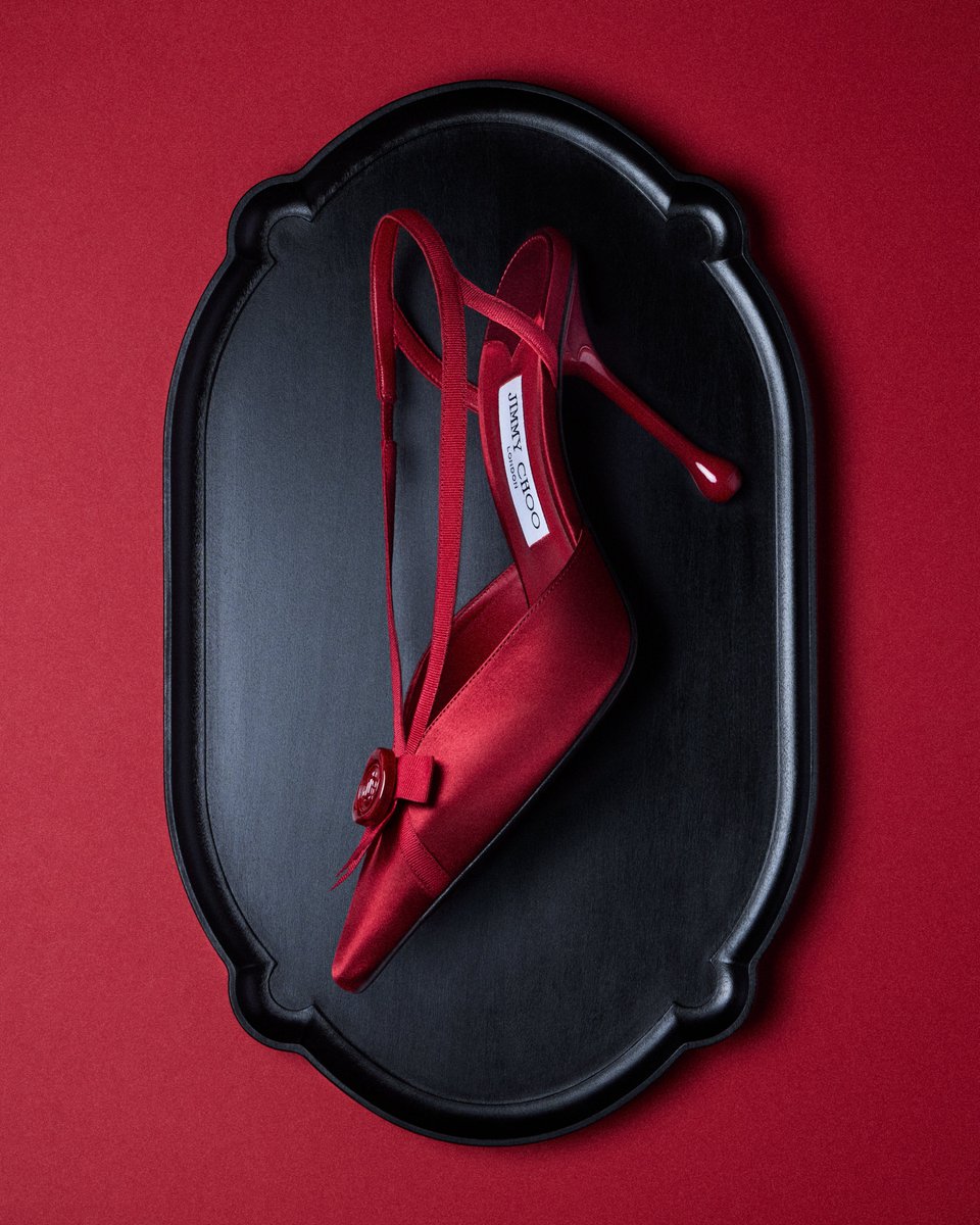 Evocative of precious love letters closed with a wax seal, the Faya pump is an object of desire.

#JimmyChoo 

jimmychoo.com/en/gifts/gifts…