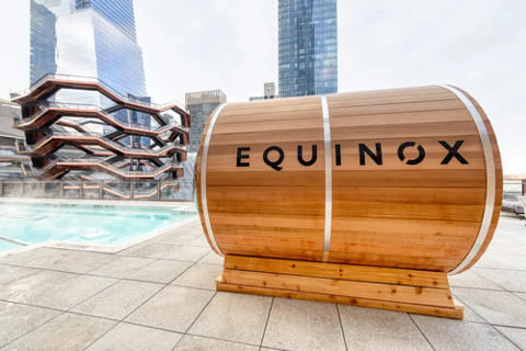 High-end gyms offer networking and social status for finance professionals. Expensive gym memberships reflect a shifting focus on health. Fitness classes sometimes even replace happy hours. tinybfs.com/t/EFxDnh