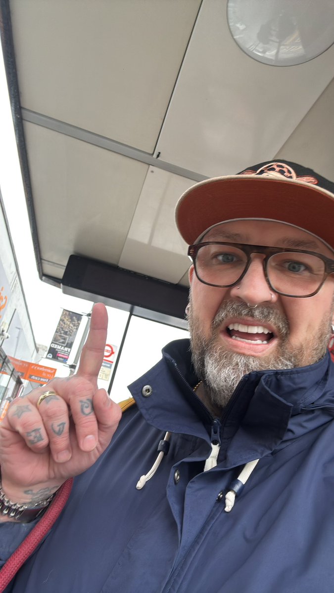 LumpikOfficial's tweet photo. Gdzie jest #autobus 1h czekanie ! Really !!! #tfl #londyn https://t.co/6Hu76xXvXw