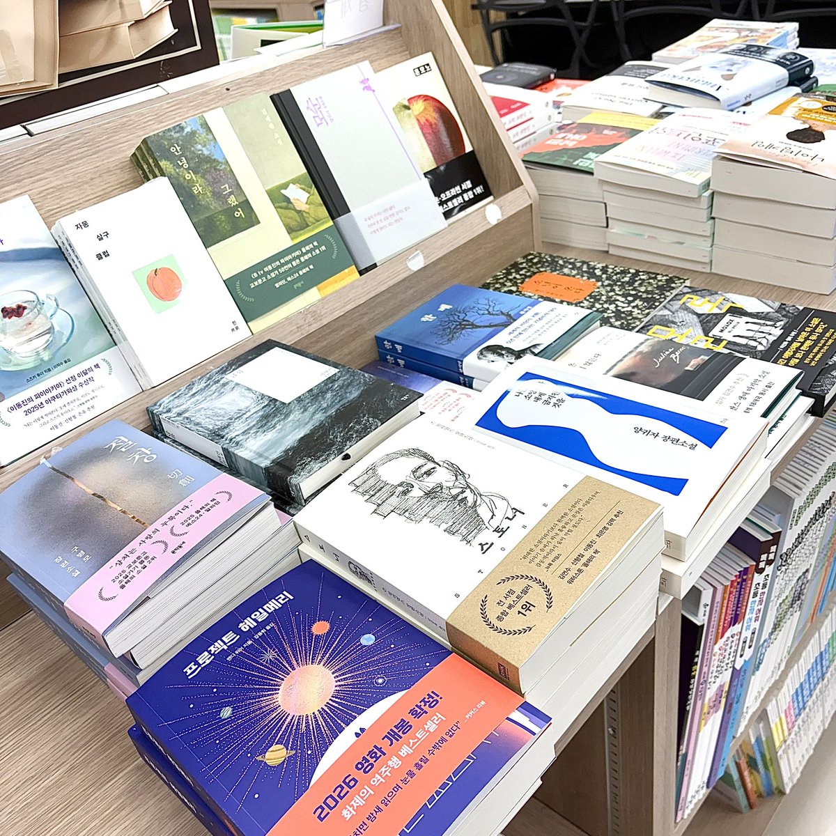 eeosae's tweet image. 서점 나들이〰️🕊️