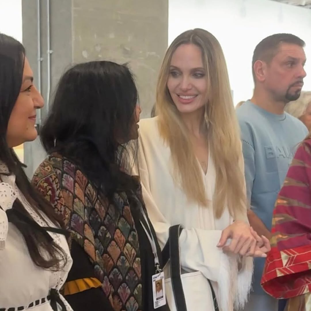 Hawacom_TV's tweet image. انجلينا جولي تتألق ببساطة في افتتاح Art Basel Qatar 2026 
تجوّلت بين الأعمال الفنية بإطلالة كاجوال راقية، مظهرة أن الأناقة لا تحتاج تكلفًا.

#AngelinaJolie #ArtBaselQatar #DohaEvents #FashionAndArt