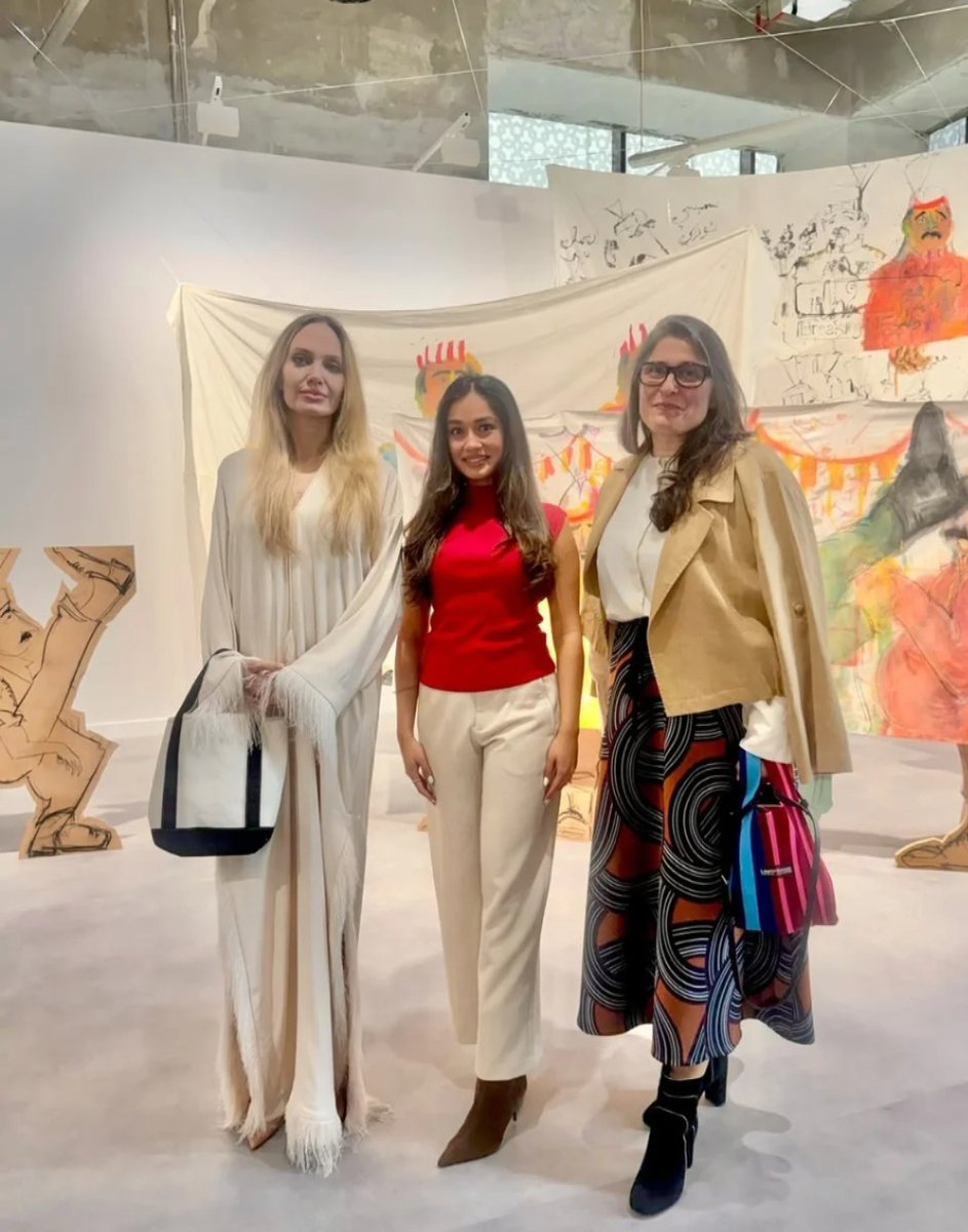 Hawacom_TV's tweet image. انجلينا جولي تتألق ببساطة في افتتاح Art Basel Qatar 2026 
تجوّلت بين الأعمال الفنية بإطلالة كاجوال راقية، مظهرة أن الأناقة لا تحتاج تكلفًا.

#AngelinaJolie #ArtBaselQatar #DohaEvents #FashionAndArt