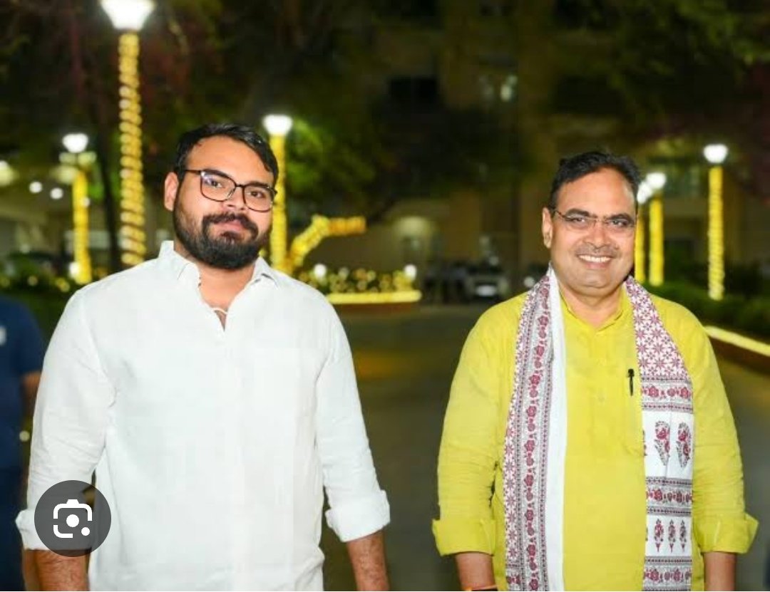 भजनलाल जी की अचानक ऐसी कौनसी रुपयों की फैक्ट्री लग गयी है 👇

मुख्यमंत्री का बेटा डॉ कुनाल शर्मा  जयपुर के प्राइवेट कॉलेज से रेडियोलॉजी स्पेशलिस्ट का 3 साल का कोर्स कर रहा है,,

जिसकी शायद एक साल की अनुमानित फीस 1.5 करोड़ है मतलब टोटल 4.5 करोड़ ?

एक आम गरीब CM😂
