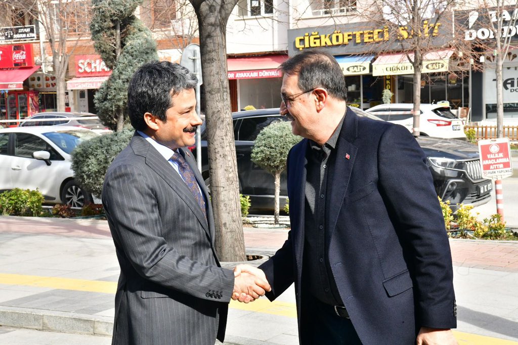 fatih_donmez's tweet photo. 6 Şubat deprem felaketinde İskenderun Kaymakamı olarak fedakarca görev yapan, halihazırda Kırşehir Valimiz olan Murat Sefa Demiryürek’i makamında ziyaret ettik.

Asrın felaketinin yıl dönümü vesilesiyle yaşanan acıları bir kez daha yad ederken, Sayın Valimize yeni görevinde hayırlı olsun dileklerimizi ilettik.