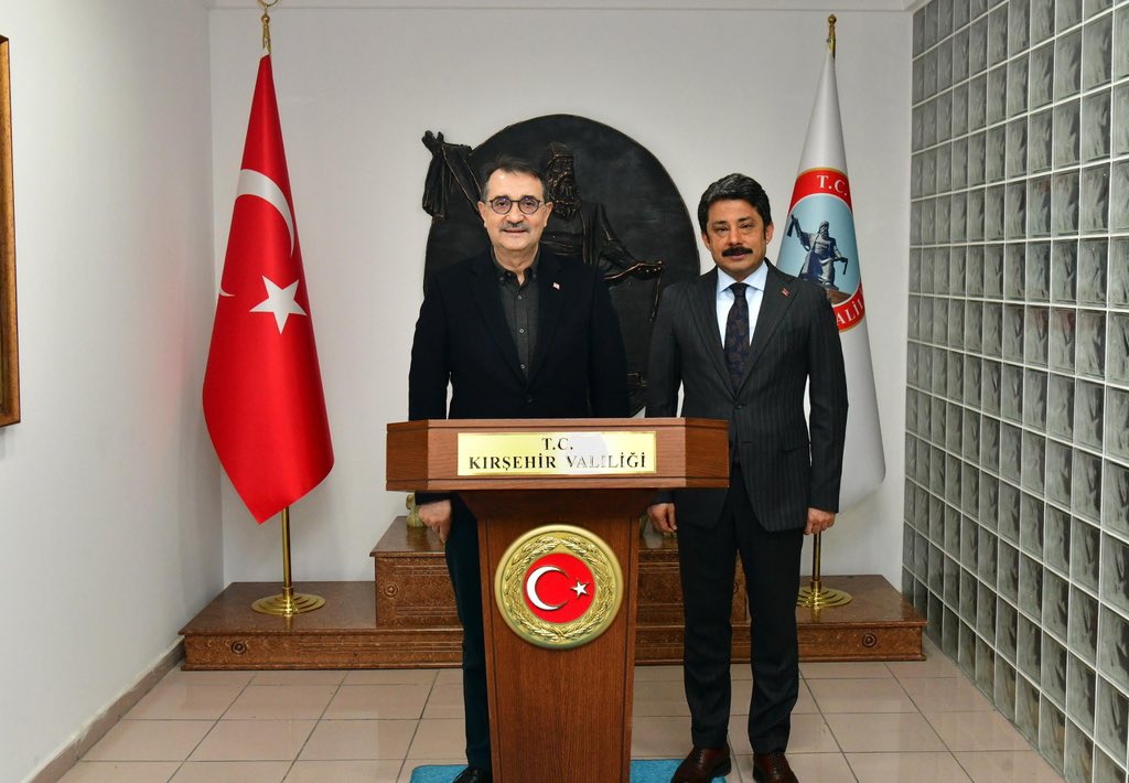 fatih_donmez's tweet photo. 6 Şubat deprem felaketinde İskenderun Kaymakamı olarak fedakarca görev yapan, halihazırda Kırşehir Valimiz olan Murat Sefa Demiryürek’i makamında ziyaret ettik.

Asrın felaketinin yıl dönümü vesilesiyle yaşanan acıları bir kez daha yad ederken, Sayın Valimize yeni görevinde hayırlı olsun dileklerimizi ilettik.
