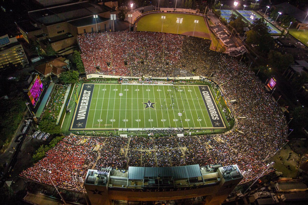 EldridgeJE99's tweet photo. Truly honored to receive an offer from Vanderbilt University. More work to do! @Coach_LBJ_  @Dre_Muhammad @DarrionWhite25  @Coach_r0zaay @TractionAp @TomLoy247 @GregSmithRivals @AllenTrieu @IndianaPreps @SWiltfong_ https://t.co/pMQvFHXOIC